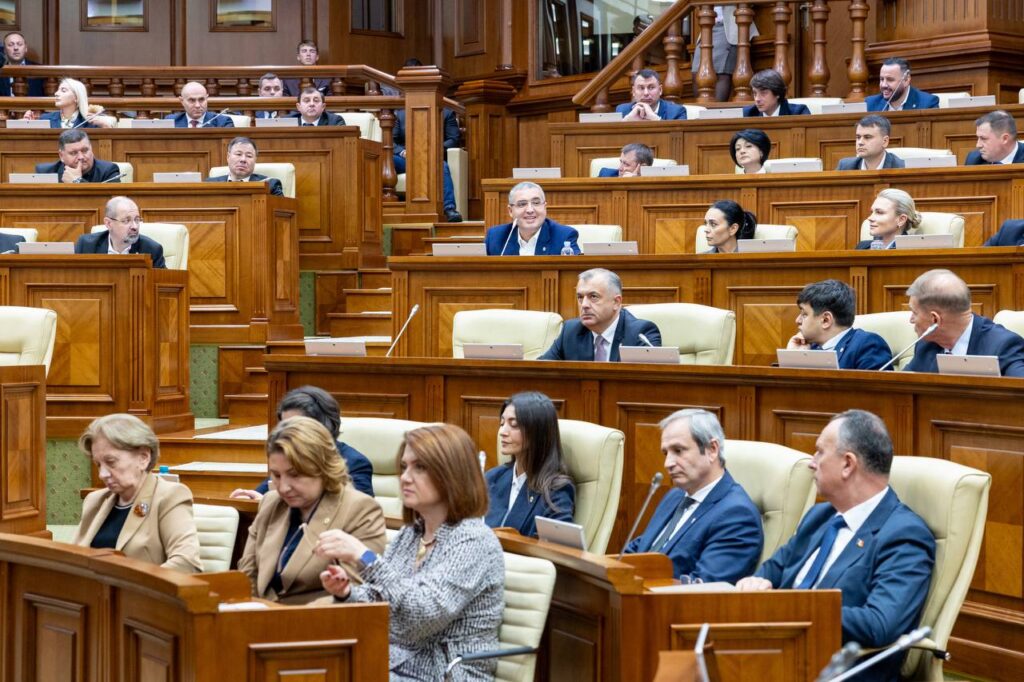 CV-urile miniștrilor apar târziu, iar Usatîi cere promisiuni ferme de la Munteanu