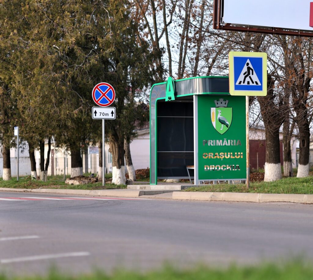 Primăria Drochia continuă modernizarea spațiilor publice: în oraș au fost instalate noi stații și mobilier urban