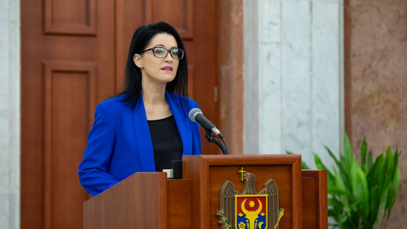 Ministra Muncii: „Susţinerea familiilor cu copii mici, o prioritate esenţială”