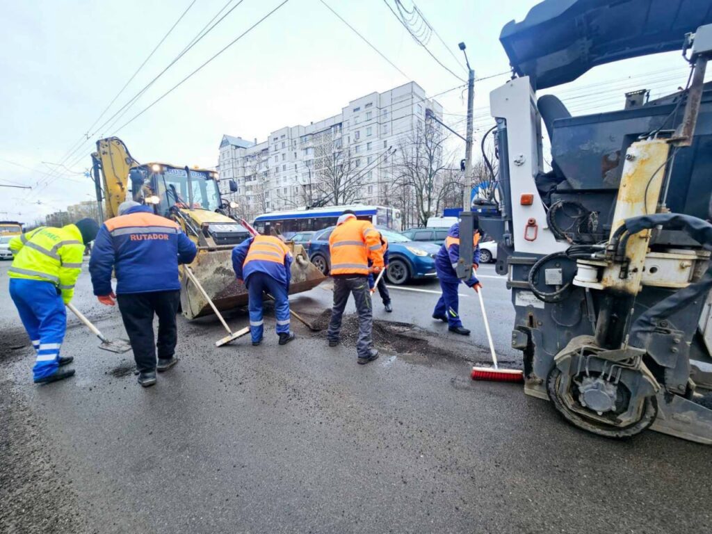 Autoritățile municipale încep asfaltarea străzilor Chișinăului, etapizat și rapid