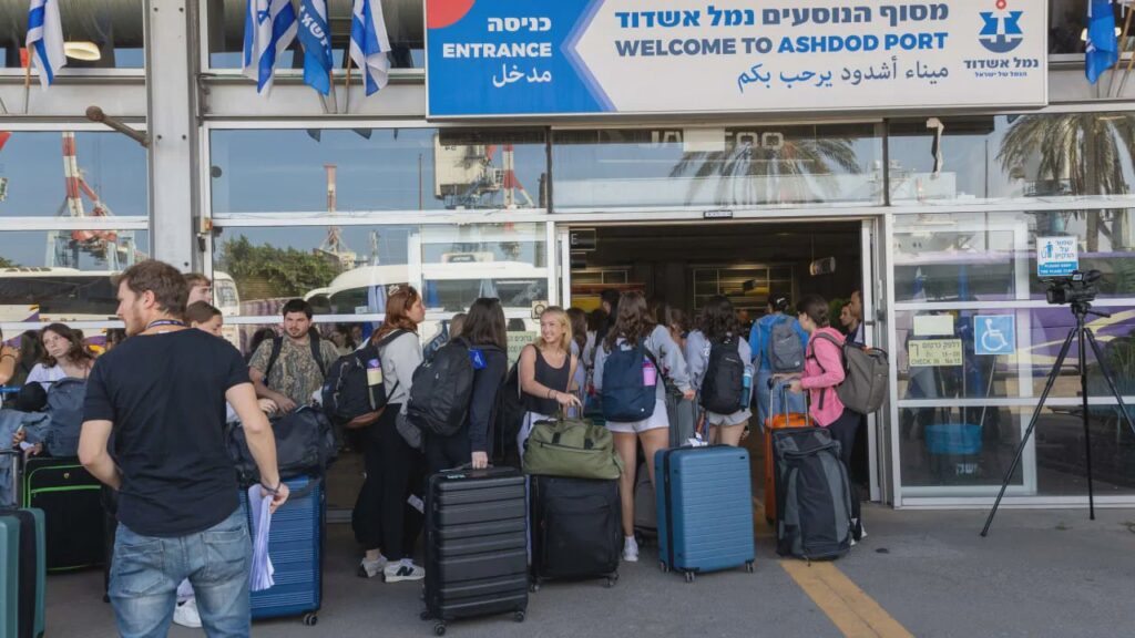 Haos aerian în Orientul Mijlociu: Zeci de mii de pasageri afectați, evacuări limitate din Emiratele Arabe Unite