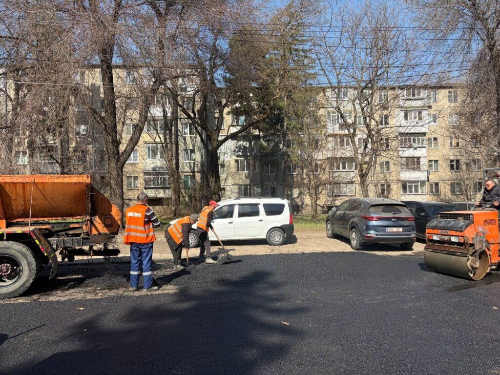 Lucrări în forță la Chișinău: sute de muncitori reabilitează zeci de străzi