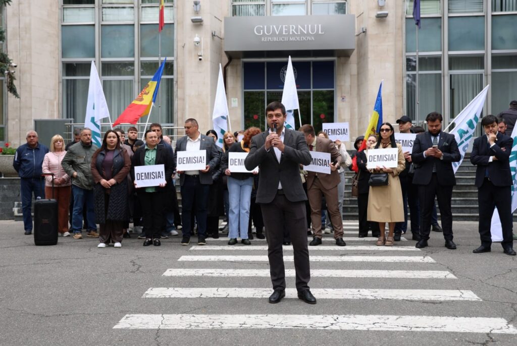 Dumitru Mitioglo cere demisia ministrului Apărării după tragediile din armată