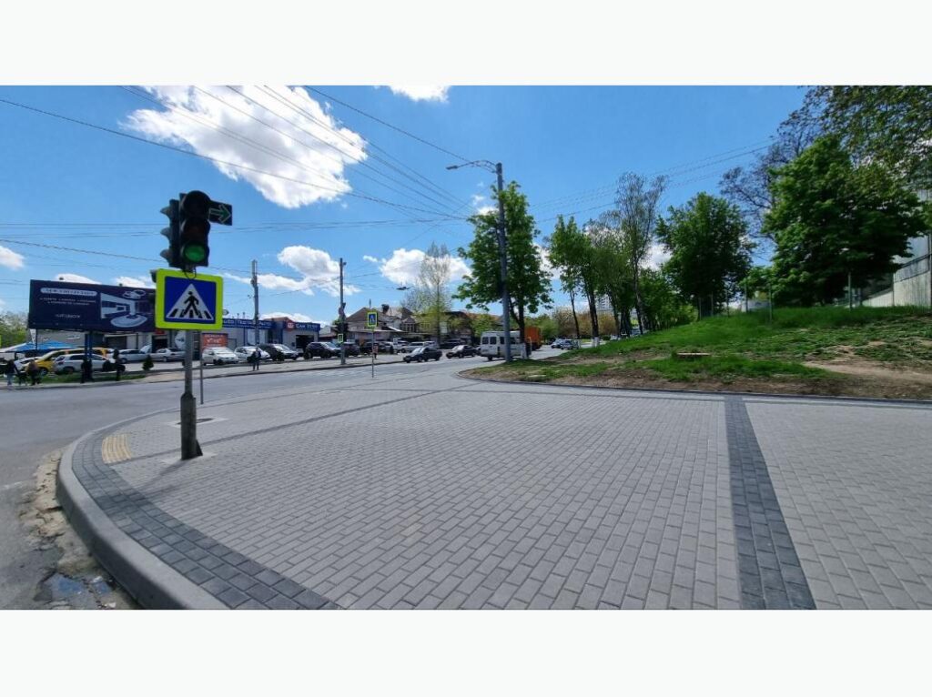 Reabilitare pe strada Burebista: a început asfaltarea carosabilului între Sarmizegetusa și Dacia