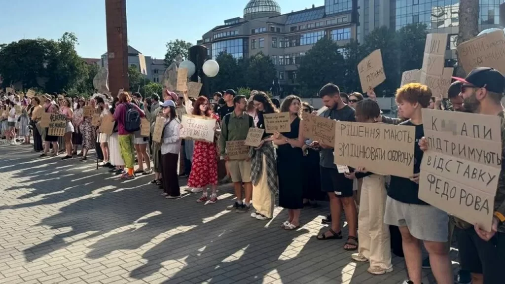 Proteste în Ucraina după demiterea ministrului Apărării: mii de oameni cer revenirea lui Mihailo Fedorov