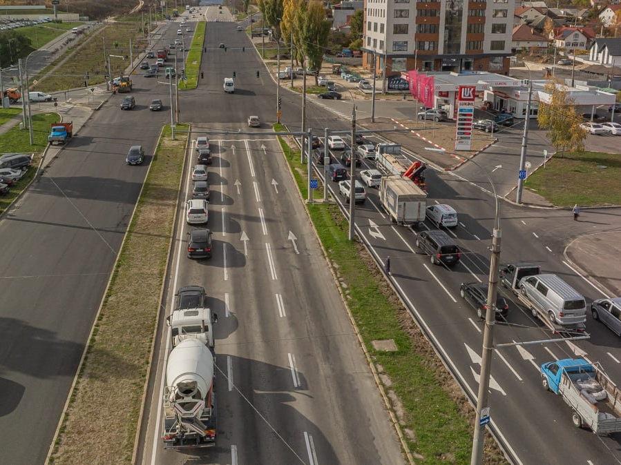 Lucrările de pe șoseaua Hîncești avansează: Trotuare, parcări și pistă pentru bicicliști