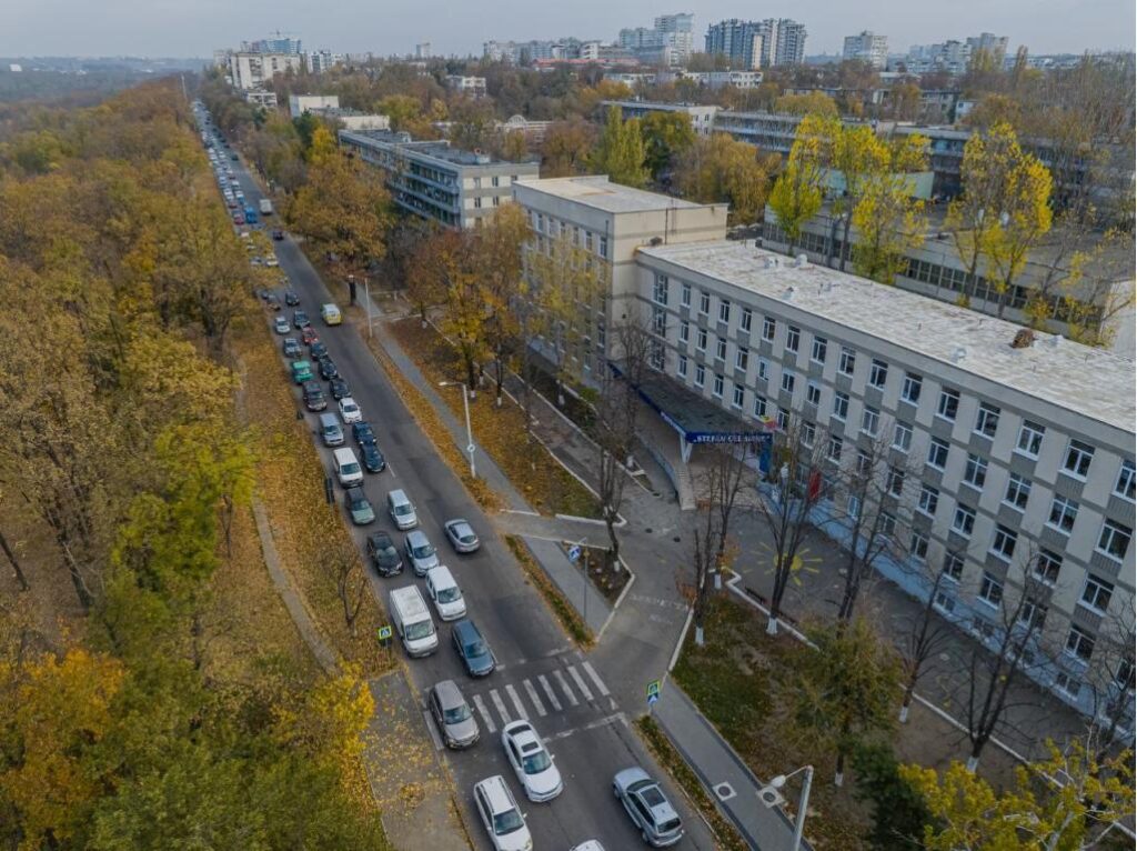 Lucrări de modernizare pe strada Florilor: Un bloc va avea ferestre noi la toate scările