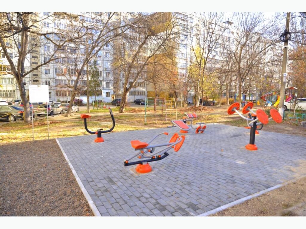 Primăria continuă programul „Curtea Confortabilă”: un nou teren de fitness, amenajat la Botanica