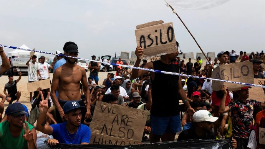 Sute de migranți marocani protestează în Ceuta și cer să fie lăsați în Spania