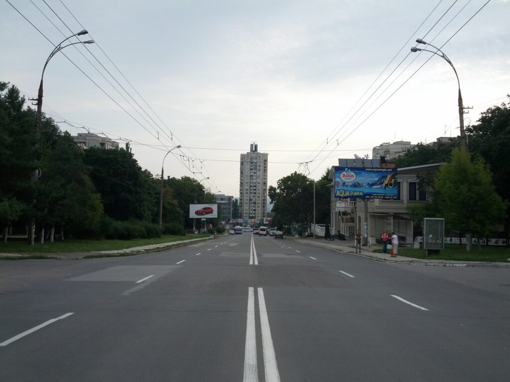 Bulevardul Traian se modernizează: parcări noi, trotuare reparate și iluminat stradal îmbunătățit
