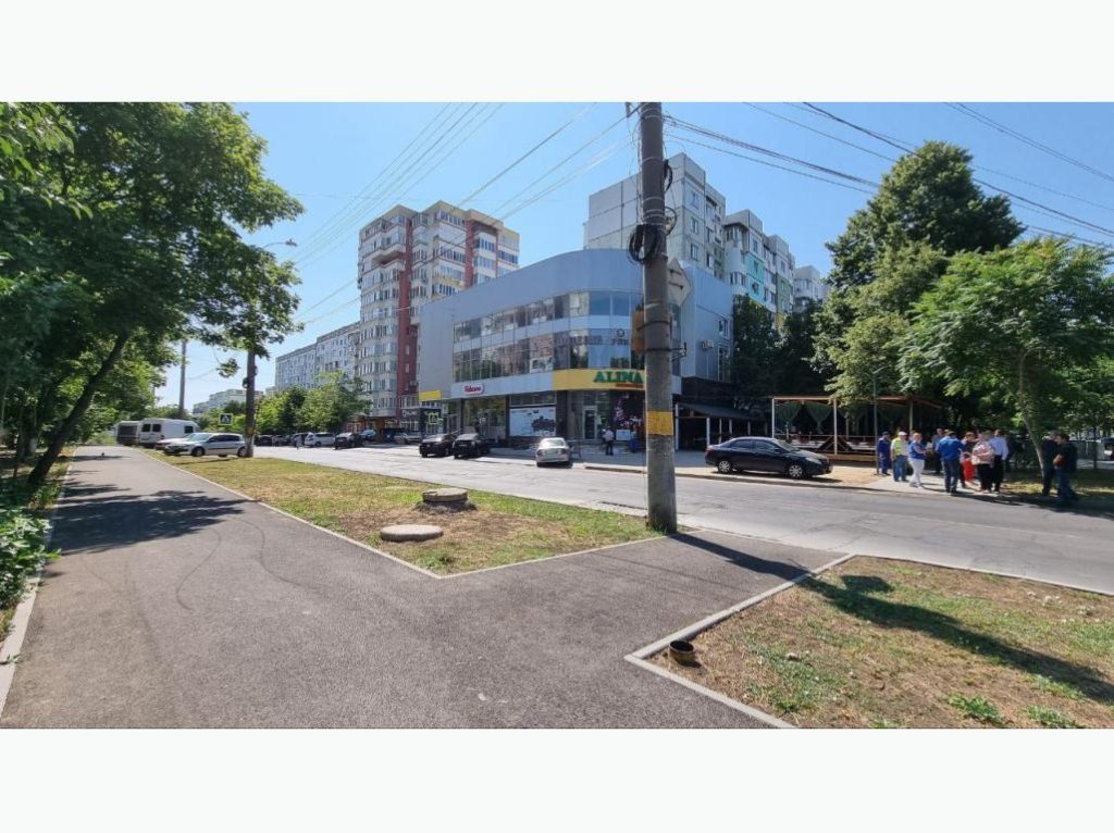 Lucrări în desfășurare pe strada Igor Vieru: trotuarul este reamenajat, iar zonele verzi vor fi refăcute
