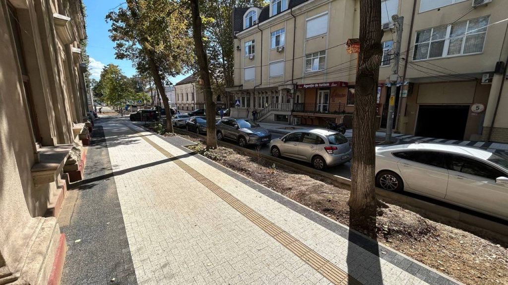 Parcări, iluminat și spații verzi, reorganizate pe strada Veronica Micle din Chișinău