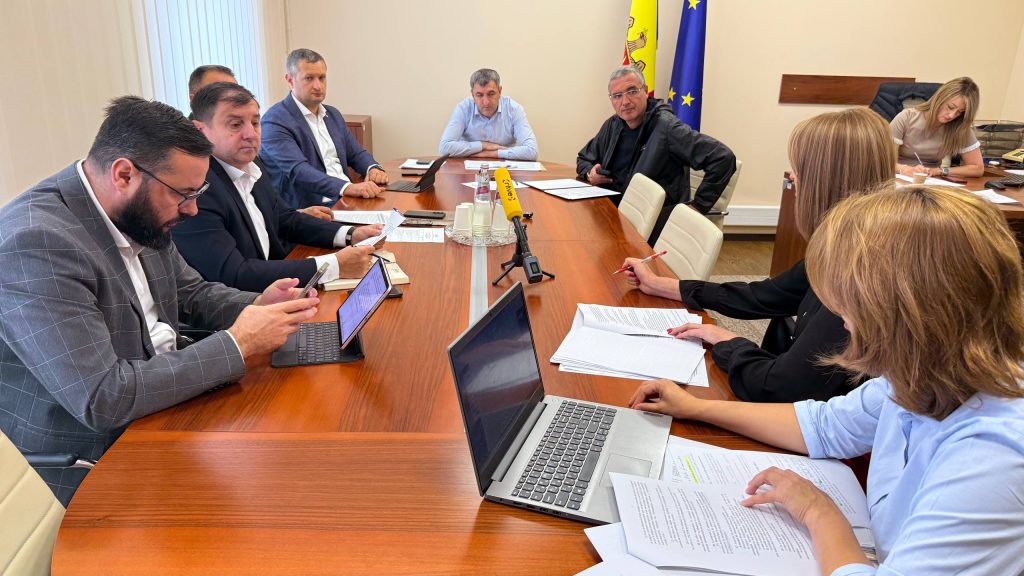Renato Usatîi îi propune ministrului Energiei să meargă la Bălți și să discute cu locuitorii despre proiectul de renovare a blocurilor