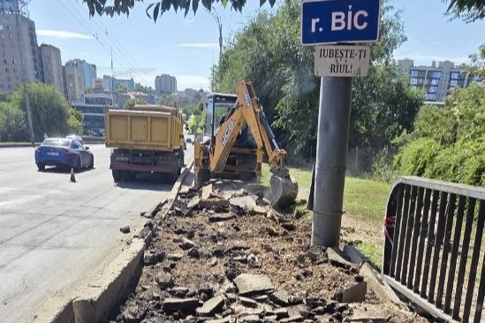 Trotuarele și parapetele podului de pe bd. Renașterii Naționale, în proces de reabilitare
