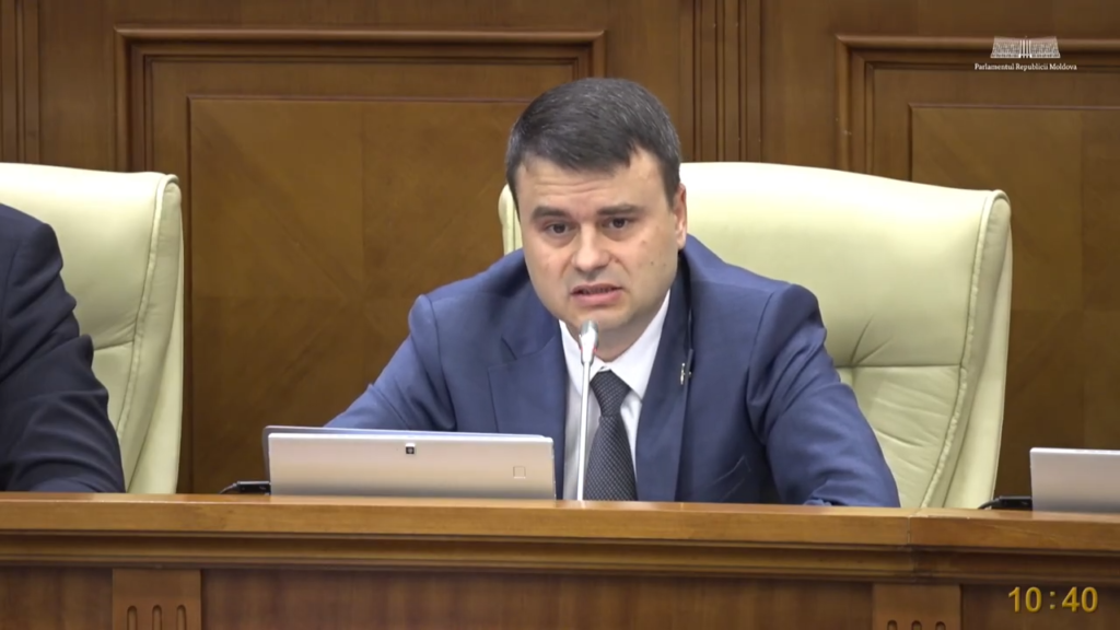 Alexandr Berlinschii cere audierea lui Vladimir Bolea în Parlament: Întârzieri la drumuri și copii nevoiți să meargă pe jos la școală