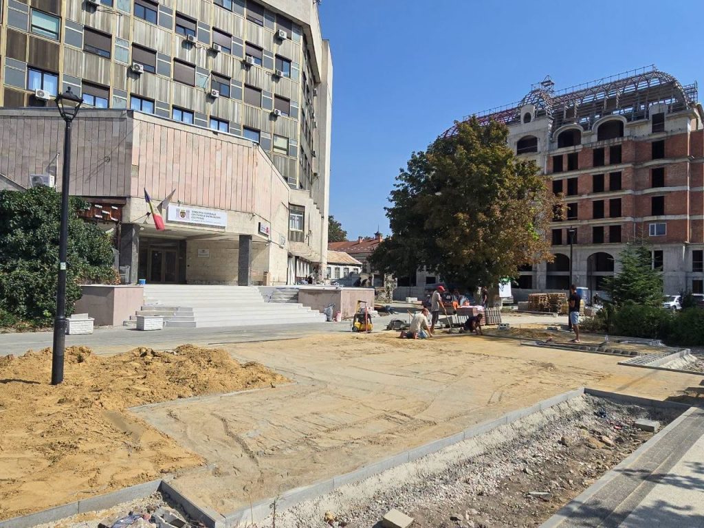 Pavaj nou și iluminat modern pe strada București. Consilier municipal, despre riscul deteriorării lucrărilor