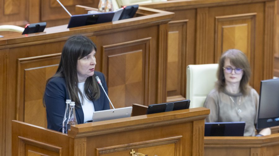 Angajații din instituțiile publice ar putea rămâne fără prime anuale și bonusuri. Anunțul ministrei Finanțelor