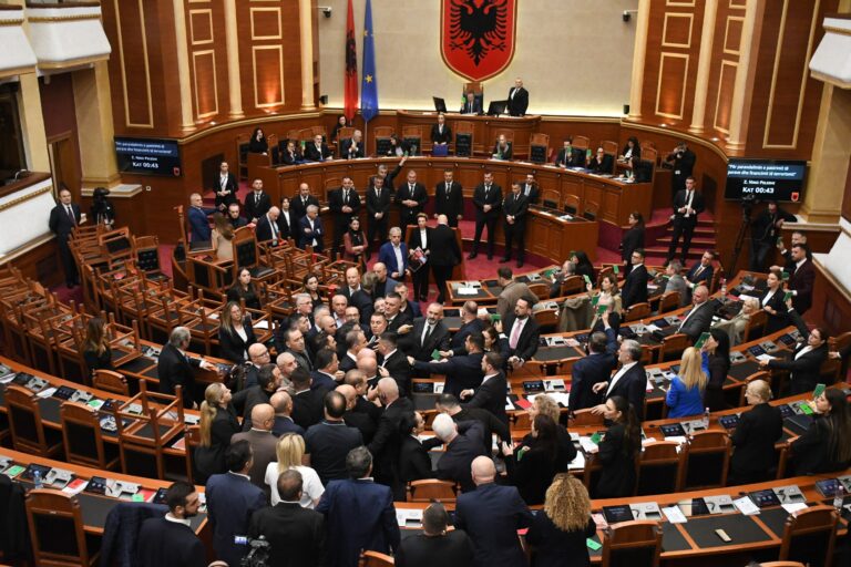 Bătaie în Parlamentul Albaniei pe fondul protestelor studențești. Opoziția cere demisia premierului