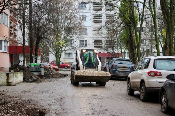 Lucrări în curtea dintre blocuri și pe căile de acces către Grădinița nr. 197